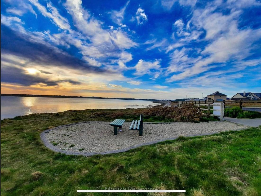 Seascape On The Edge Of Town: 4 Beds All Ensuite. 벨물릿 외부 사진
